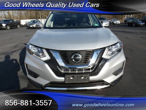 Used 2018 Nissan Rogue SV w/ Sun & Sound Touring Package image 2