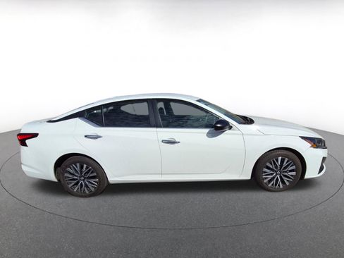 Used 2025 Nissan Altima 2.5 SV image 8