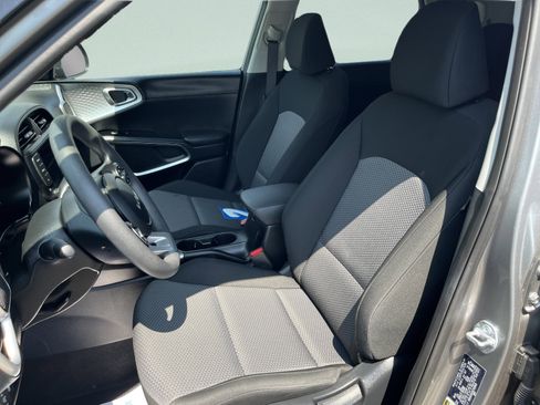 Used 2025 Kia Soul LX w/ LX Technology Package FWD image 19