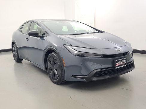 Used 2025 Toyota Prius LE image 2