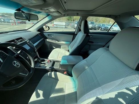 Used 2016 Toyota Camry SE w/ Moonroof Package image 5
