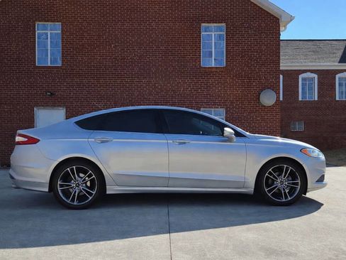 Used 2016 Ford Fusion SE image 6
