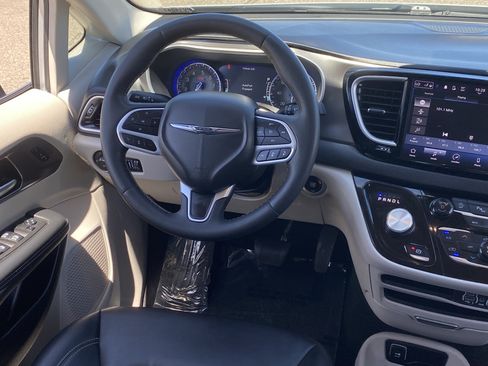 Used 2024 Chrysler Pacifica Touring-L FWD image 12