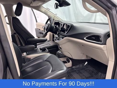 Used 2023 Chrysler Pacifica Touring-L FWD image 28