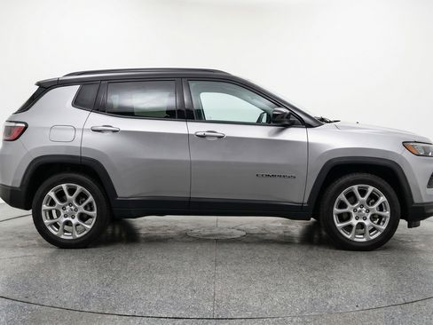 Used 2025 Jeep Compass Limited AWD/4WD image 11