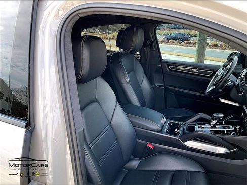 Used 2020 Porsche Cayenne Turbo image 9