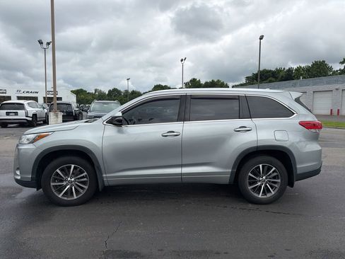 Used 2017 Toyota Highlander XLE AWD/4WD image 11