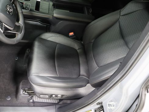 Used 2025 Toyota Sienna XLE Woodland Edition image 15