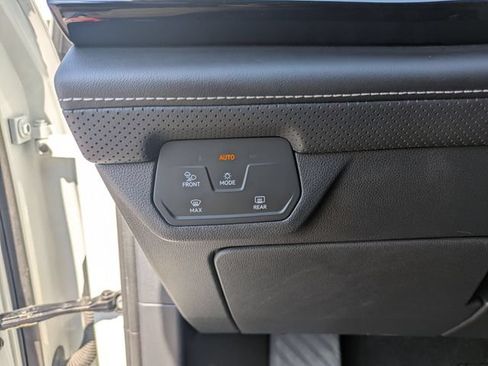 Used 2024 Volkswagen Atlas SE AWD/4WD image 16