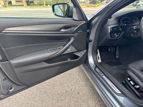 Used 2022 BMW M550i xDrive w/ Executive Package image 10