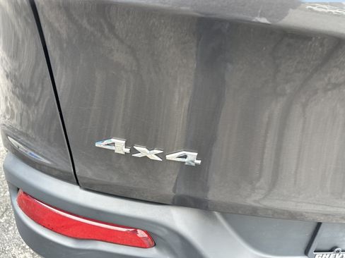 Used 2015 Jeep Cherokee Latitude AWD/4WD image 6