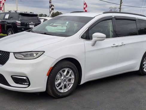 Used 2022 Chrysler Pacifica Touring-L image 4
