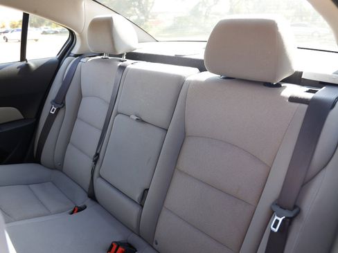 Used 2016 Chevrolet Cruze LT image 8