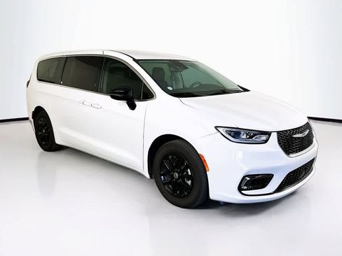 Used 2024 Chrysler Pacifica Touring-L image 24