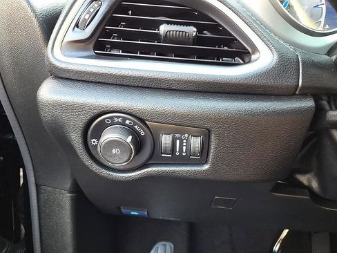 Used 2026 Chrysler Pacifica Limited FWD image 25