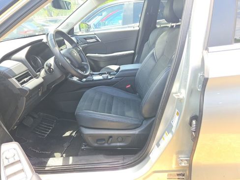Used 2025 Mitsubishi Outlander SE AWD/4WD image 3