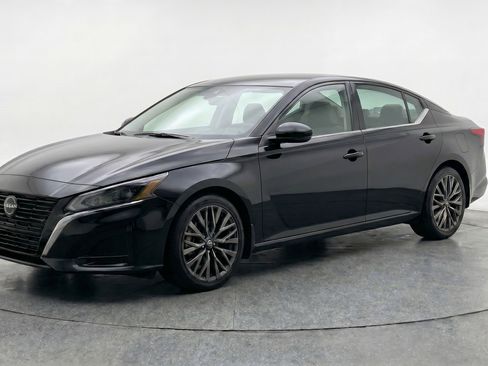 Used 2025 Nissan Altima 2.5 SV FWD image 3