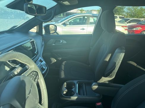 Used 2024 Chrysler Pacifica Touring image 7