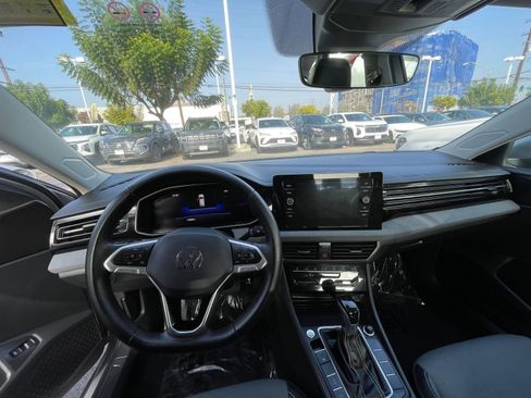 Used 2025 Volkswagen Jetta SE image 33