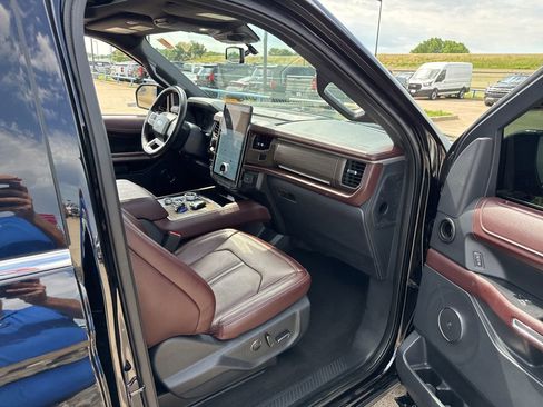 Used 2024 Ford Expedition Limited AWD/4WD image 16