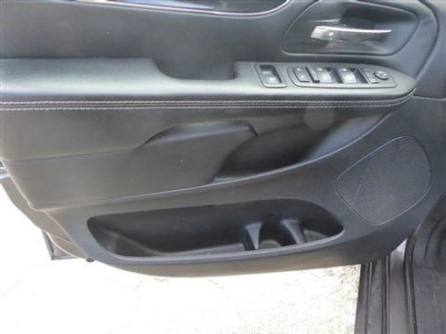 Used 2018 Dodge Grand Caravan SE image 9