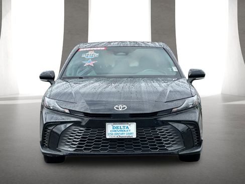 Used 2025 Toyota Camry SE image 9