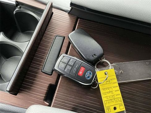 Certified 2023 Toyota Sienna XLE image 32