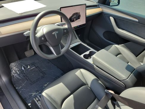 Used 2024 Tesla Model Y Long Range AWD/4WD image 22