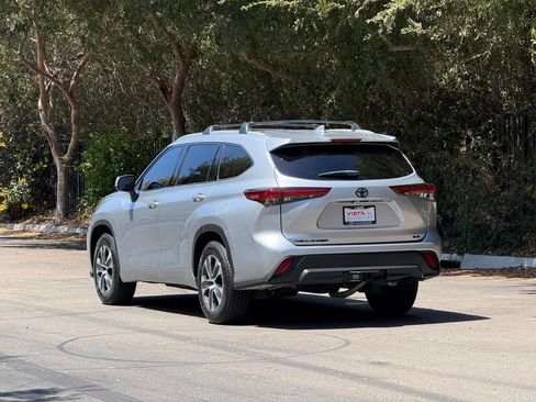 Used 2022 Toyota Highlander XLE FWD image 3
