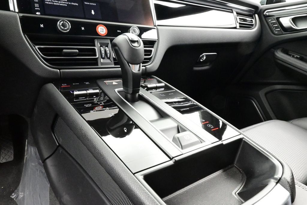 Certified 2025 Porsche Macan AWD/4WD image 11