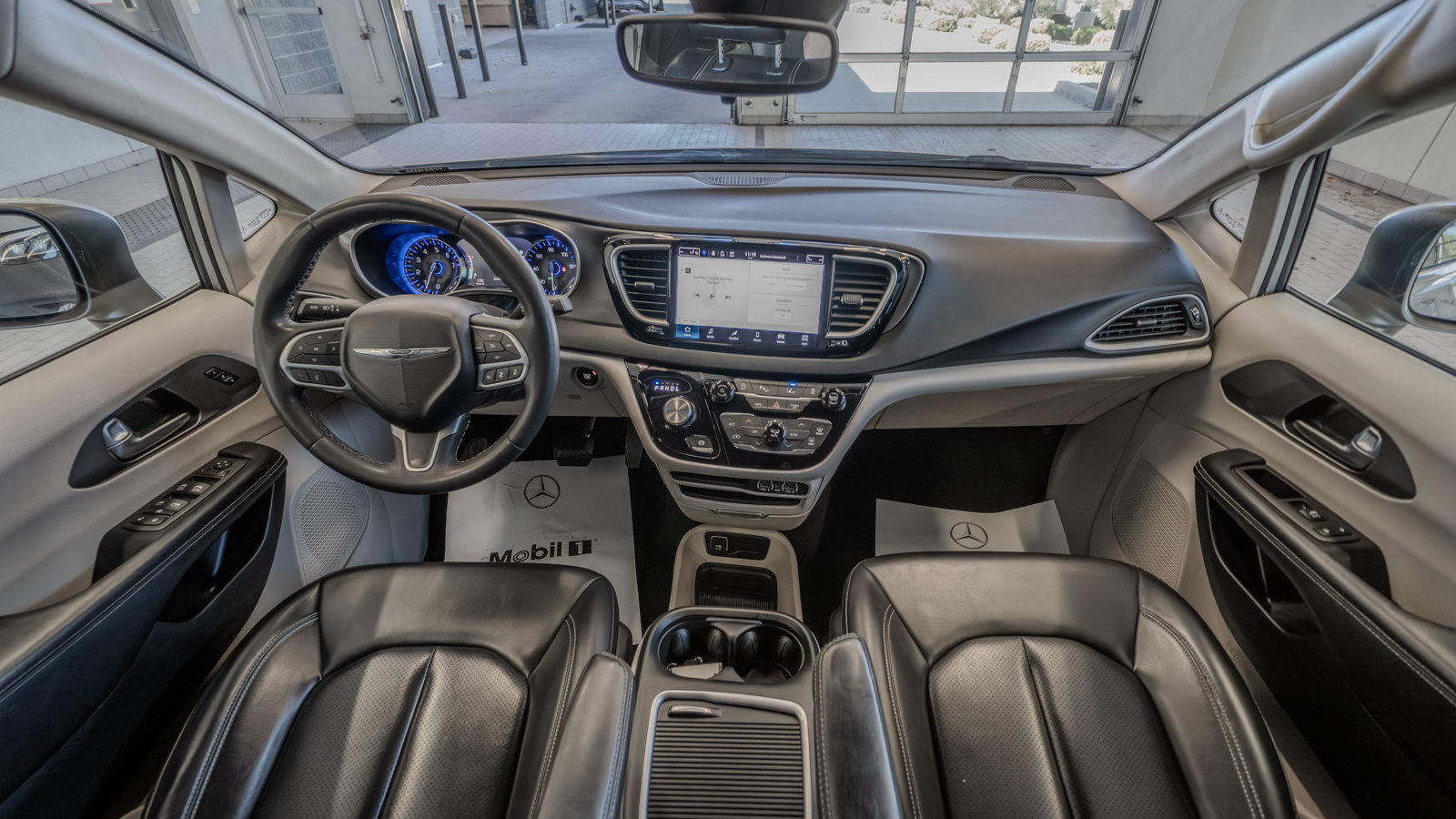 Used 2023 Chrysler Pacifica Touring-L FWD image 8