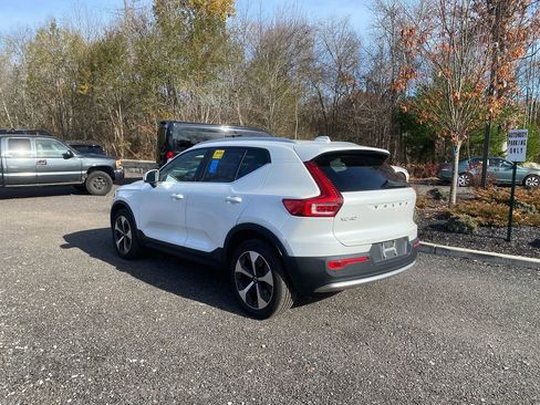 Used 2023 Volvo XC40 B5 Plus image 8