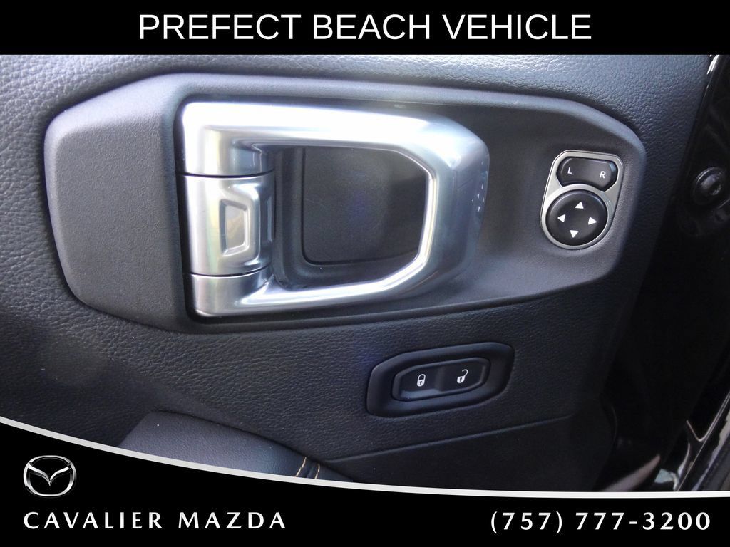 Used 2025 Jeep Wrangler Unlimited Sahara AWD/4WD image 16