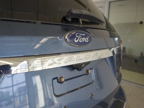 Used 2018 Ford Explorer XLT w/ Equipment Group 202A AWD/4WD image 13