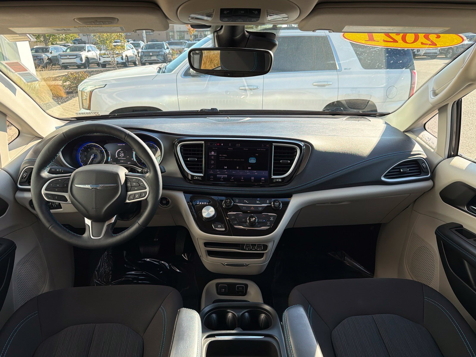 Used 2021 Chrysler Pacifica Touring w/ Cold Weather Group FWD image 23
