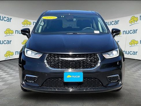 Used 2023 Chrysler Pacifica Touring-L FWD image 2