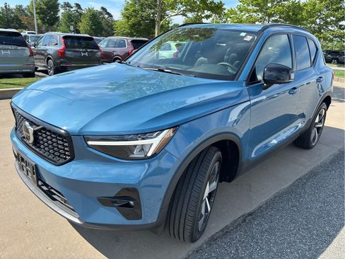 Used 2024 Volvo XC40 B5 Plus w/ Climate Package AWD/4WD image 4