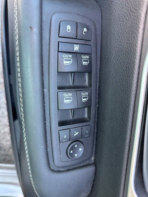 Used 2024 Chrysler Pacifica Limited w/ S Appearance Package FWD image 12