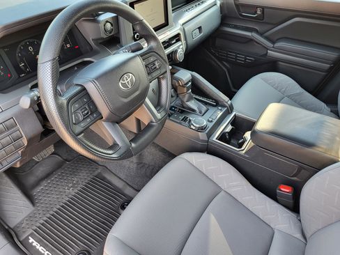 Certified 2025 Toyota Tacoma SR5 AWD/4WD image 10
