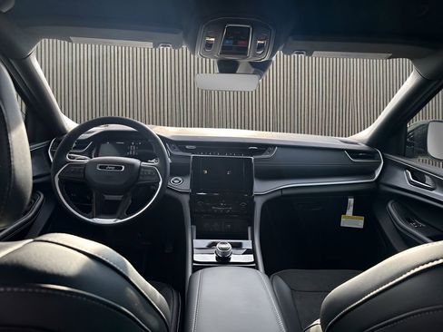 New 2025 Jeep Grand Cherokee Altitude image 22