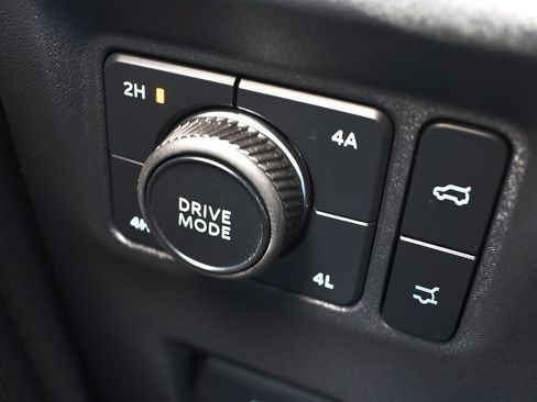 Used 2025 Ford Expedition Active AWD/4WD image 26