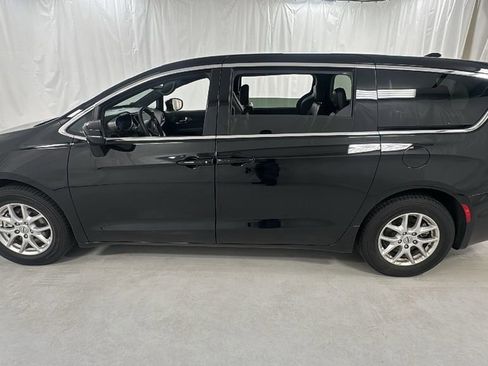 Used 2025 Chrysler Pacifica Select image 6