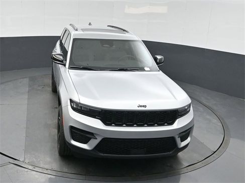 New 2025 Jeep Grand Cherokee Altitude image 34