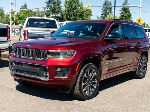 Used 2023 Jeep Grand Cherokee L Overland w/ Advanced Protech Group III AWD/4WD image 3