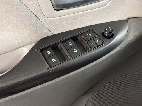 Used 2020 Toyota Sienna LE w/ Carpet Mat Package FWD image 13