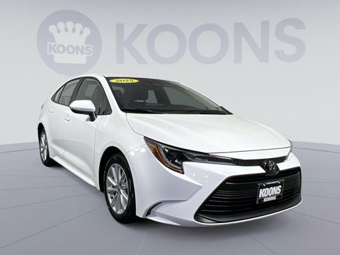 Used 2025 Toyota Corolla LE w/ LE Premium Package FWD image 2