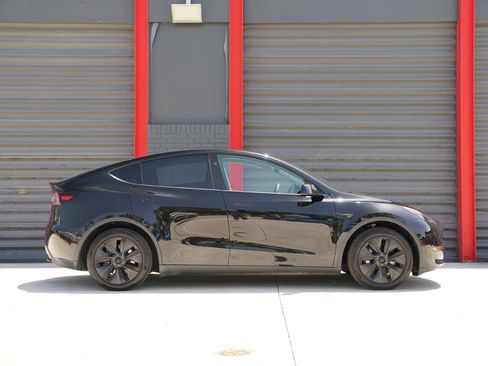 Used 2024 Tesla Model Y Long Range RWD image 4