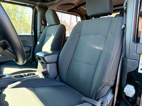 Used 2018 Jeep Wrangler Sport S image 17