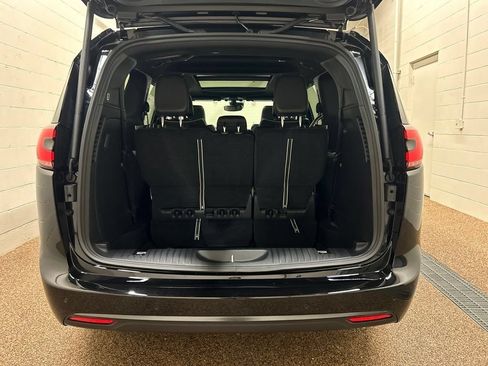 New 2027 Chrysler Pacifica Limited w/ S Appearance Package FWD image 15