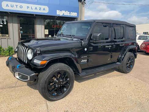 Used 2023 Jeep Wrangler Unlimited Sahara w/ Cold Weather Group AWD/4WD image 2